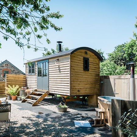 Boutique Cornish Shepherd'S Hut With Hot Tub Launceston Exterior foto